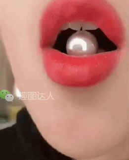 搞笑gif图:美女,好好的香蕉不吃,非要吐出来干嘛?