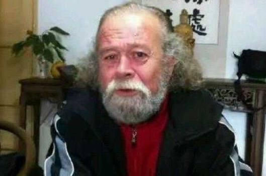 刚开始拍的时候,甚至只会说青岛话,不会说普通话,但是就是这样,徐亚洲