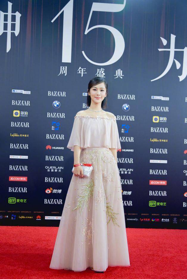 杨紫一条破烂裙瘦出新高度,网友:分分钟想上手把她裙子撕下来