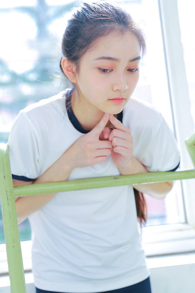 美女人像摄影:大长腿美女美女运动服a美女写真的白色的什么样中间是图片