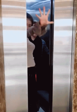 搞笑gif:上车喽,老司机带你吃鸡!