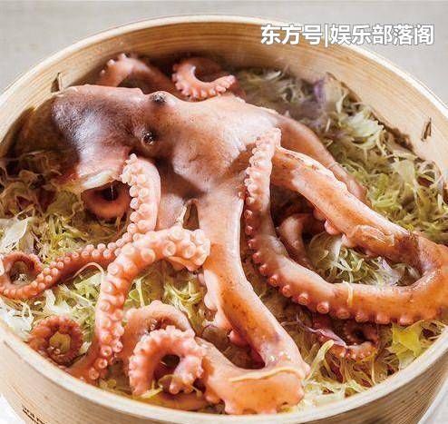 八爪鱼的触手上面布满了大大小小的吸盘,生吃的时分很可能会吸在舌头