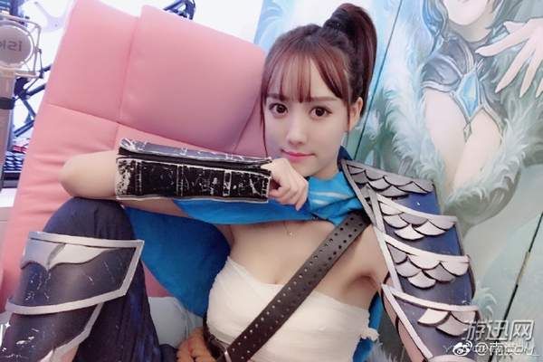 女主播挑战lol五杀失败认罚 直播穿"八块腹肌"被警告