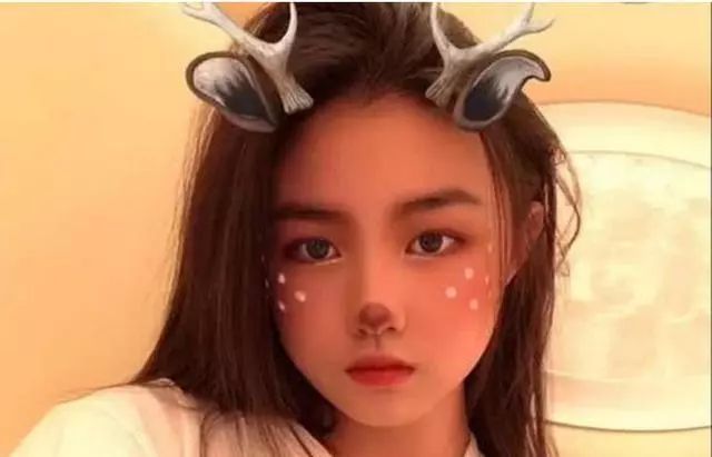 汪峰女儿小苹果近照曝光,妆容精致女人味十足,一点也不像14岁!