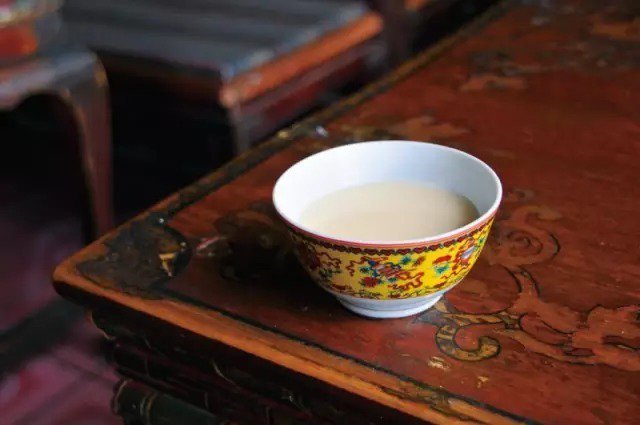 去拉萨茶馆里喝什么茶 1,甜茶:相比酥油茶而言,初次入藏的人更容易