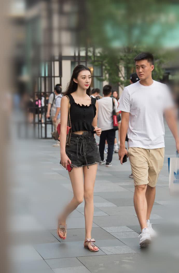 成都街拍:小清新的女生,男生爱回头看