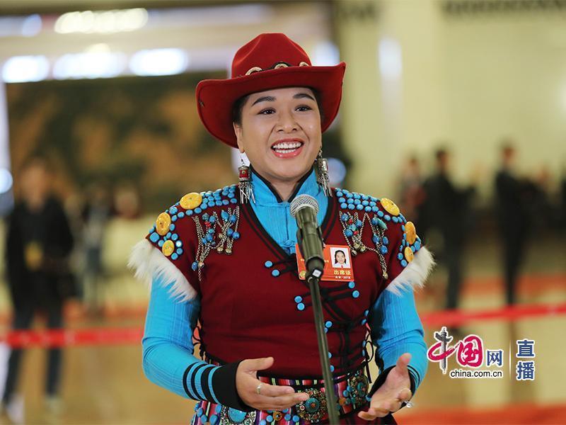 来自少数民族界的云南怒江傈僳族自治州民族文化工作团演员茸芭莘那