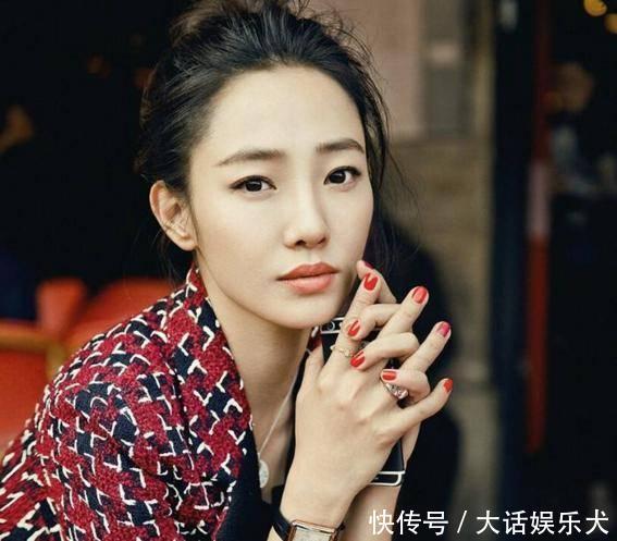 白百合与绯闻男友竟若无其事的当着众人面相拥,笑容十分得意!