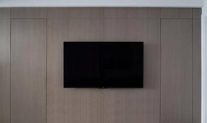 木饰面电视背景墙,造型简洁利落,同时让空间有了自然的温度,左右