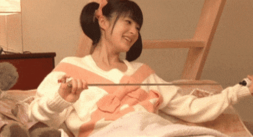 美女,你穿着裙子跪在这修鞋,你男朋友都脸红了!