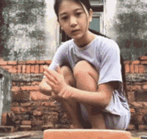 搞笑gif图:妹子开摩托车悠着点,小心前面有树