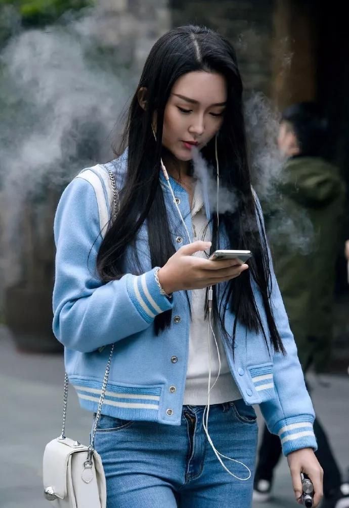 街拍:牛仔套装与棒球外套的长发美女,很魅力