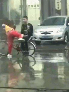 搞笑gif:妹子上车方式太霸气,一脚踢翻男票,自己也摔倒啦!