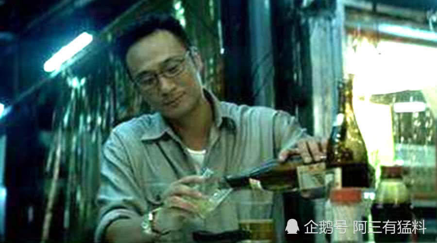 吴镇宇喝啤酒,张家辉吃勺子,虽然他们不是大佬却气场让人害怕!
