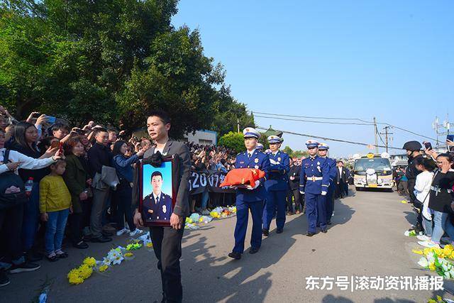 四川南充:烈士蒋飞飞回家,数万群众送别,英雄永存西山