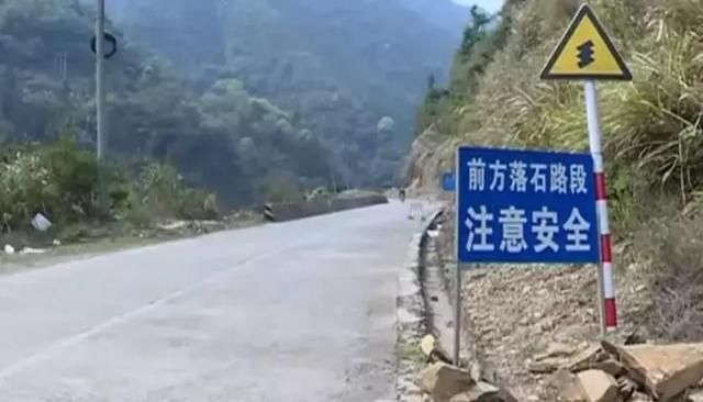乳源一路段突发山体滑坡,落石压住轿车,司机及时刹车保命