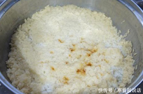 第一:米饭烧糊放入一个面包皮可将糊味吸取 干净