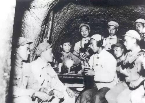 同样地,中方负责人秦基伟也没有重视这个情报,于是上甘岭战役,不可