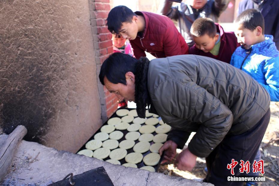 甘肃农村"土烤炉"做年馍馍炸油果年味浓(图)