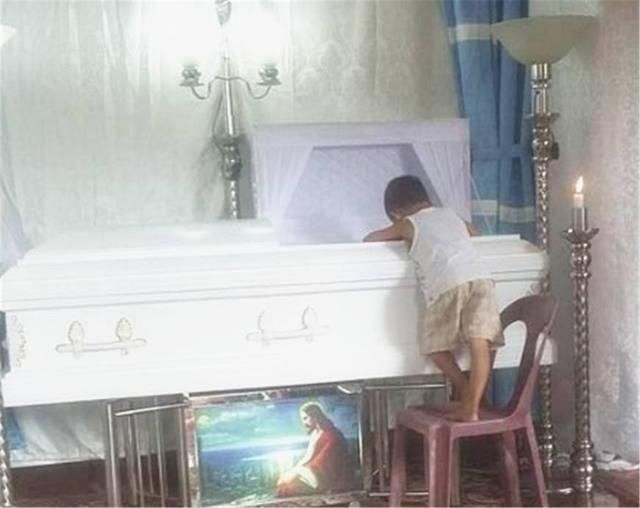 梦见别人抬好多棺材掉水里去了,潜意识的隐喻与心灵深处的启示 梦见别人抬好多棺材掉水里去了,潜意识的隐喻与心灵深处的启示