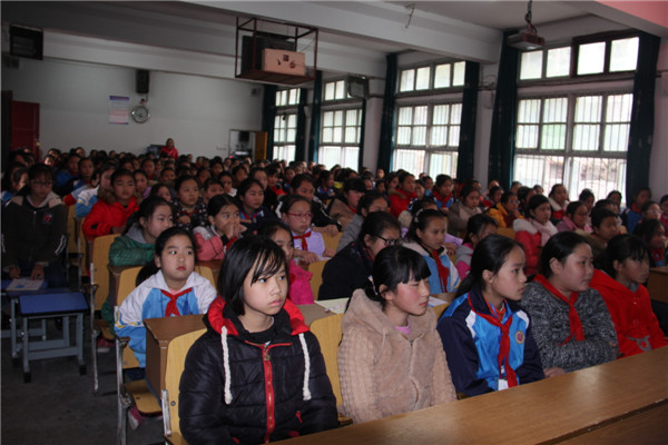 金城小学举行六年级女生青春期知识讲座