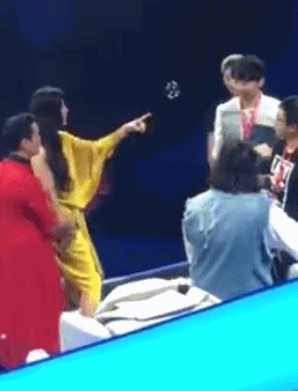 范冰冰变身魔术师上演气球变玫瑰 成功后手舞足蹈超可爱