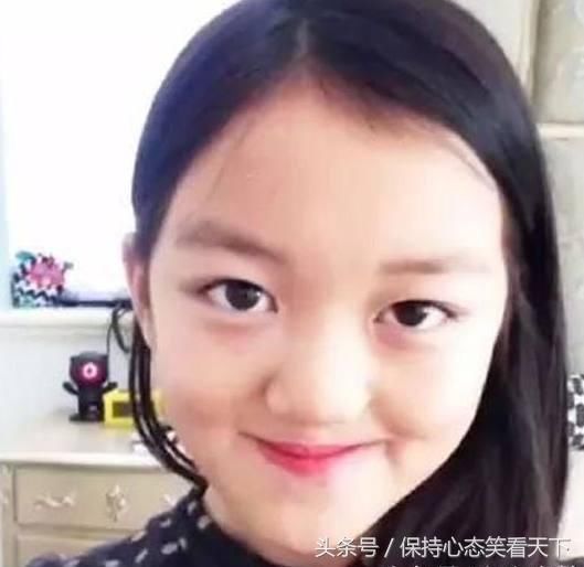 现在王菲的女儿已经经过三次整容了,基本上修复了兔唇,李嫣也可以美美