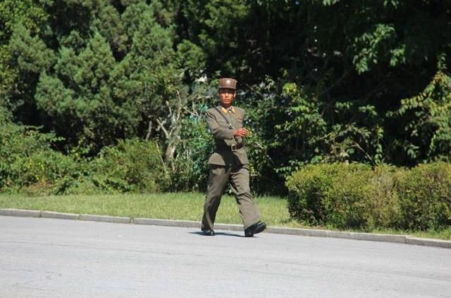 行摄平壤:士兵走路虎虎生风,大学校服款式设计新颖!