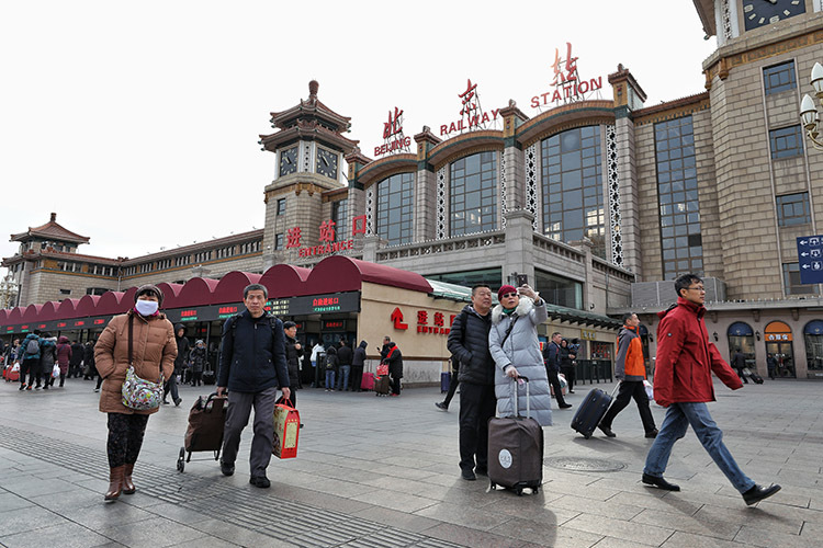 新京报讯 2月8日,大量返京旅客从北京站出站口涌出.