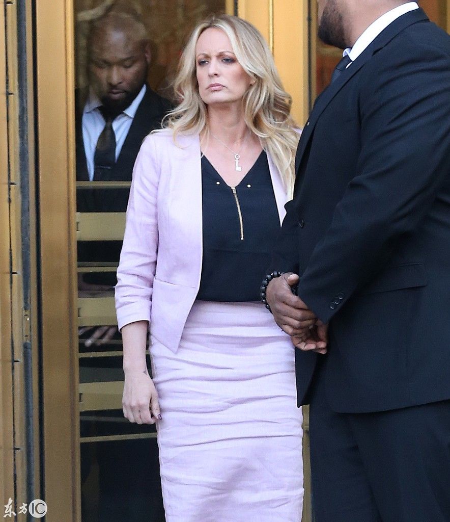 特朗普的少妇女主角丹尼尔斯!英国绯闻艳星接爆性感暈a少妇乳美国性感图片