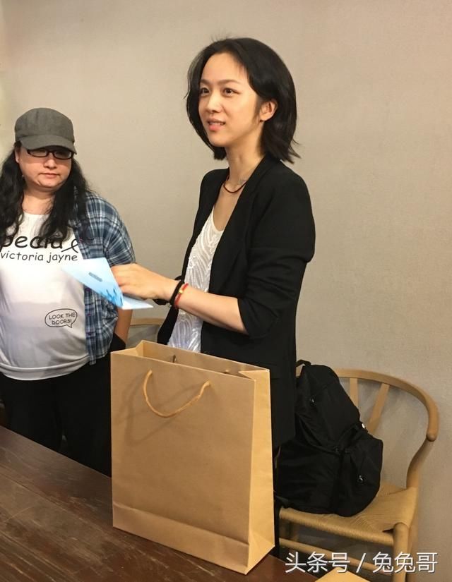 汤唯素颜现身,修身小西装搭蕾丝小衫,利落又优雅-北京