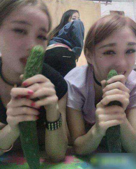 搞笑段子:拿的拿黄瓜,翘的翘屁股,你们什么意思