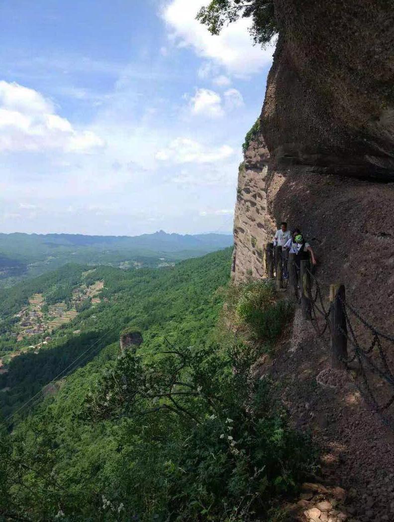 剑门蜀道,以剑门关为核心,狭义上主要是指四川广元经剑门关,剑阁到