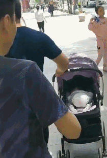 搞笑gif:妹子上街才发现衣服穿反了,哈哈这操作厉害了