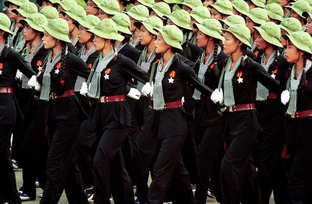 2000年9月2日,越南河内,越南女兵参加独立日大阅兵.
