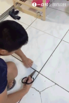 搞笑gif:这小伙儿脑门纹第三只眼,特社会特牛x