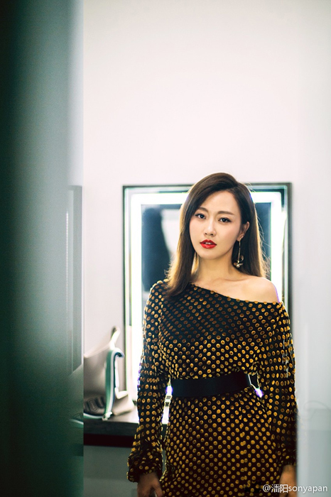 潘长江女儿潘阳晒美照 大秀香肩妩媚迷人