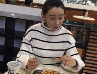 最新一期内涵爆笑动图 妹子这样撒娇,真是受不了!