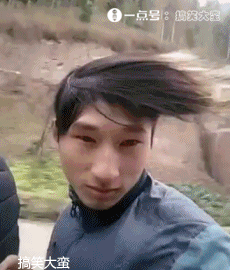 搞笑gif:小姑娘估计要后悔玩儿吊桥了,心疼她三秒钟