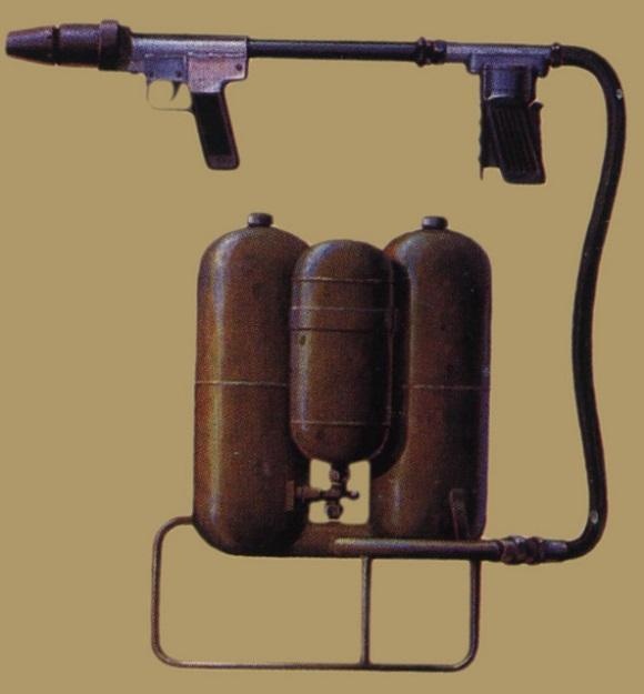 火焰喷射器世界上第一种军用火焰喷射器是德国人在一战之前发明的