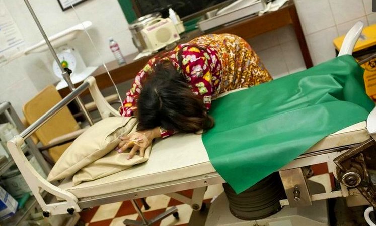 这位妈妈的宝宝刚出生就夭折了,妈妈知道后非常伤心,哭的说不出话来.