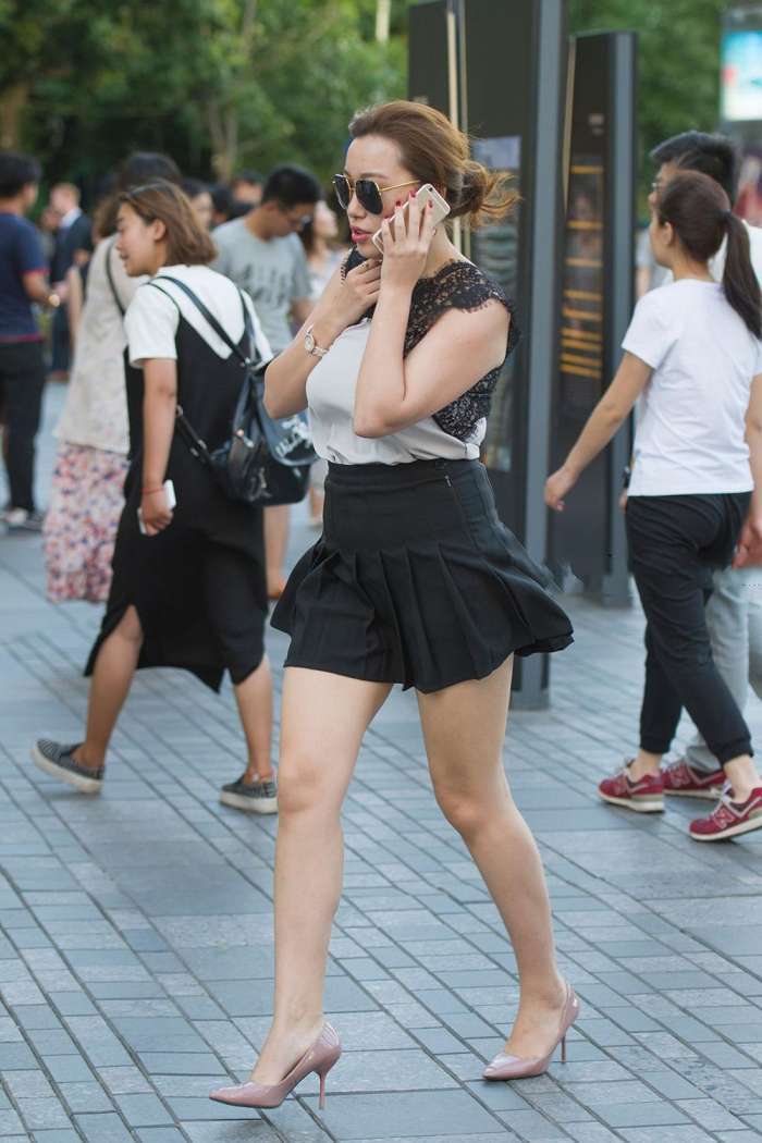 小羽街拍:美女用性感的身材师范,大风天别穿短裙出门噢!