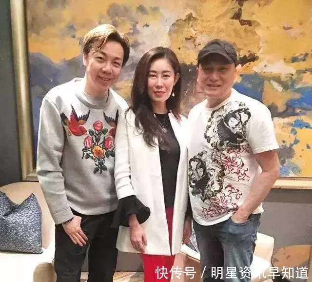 60岁汤镇业与45岁二婚妻子近照,两次都是双胞胎,好福气