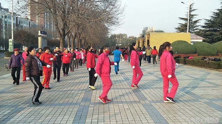 安阳女子寒冬中穿短袖t恤跳广场舞,年过五旬身姿矫健