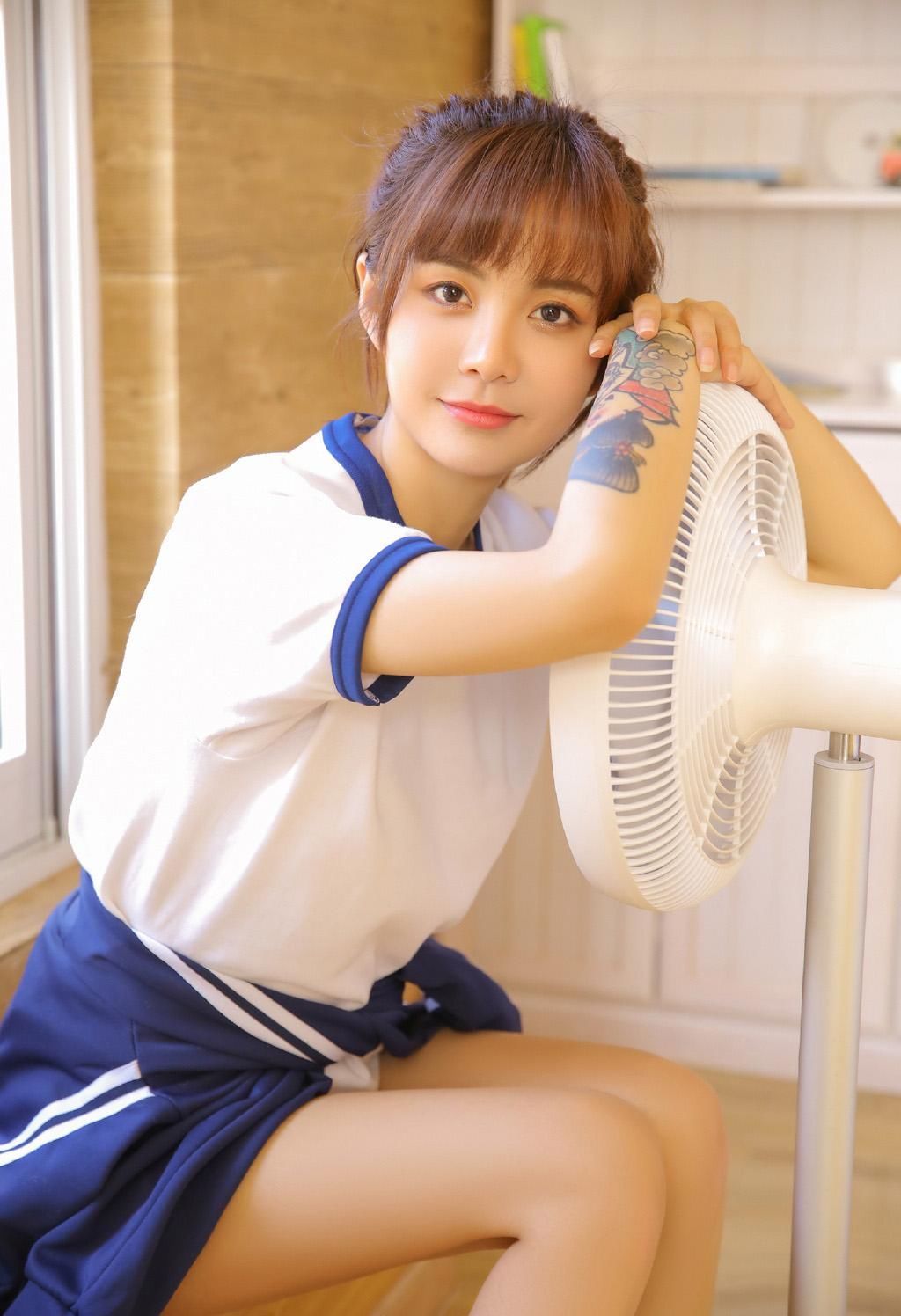 极品尤物美女白嫩大长腿校服诱惑图