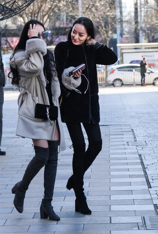 街拍:冬季穿搭过膝靴的美女风姿!