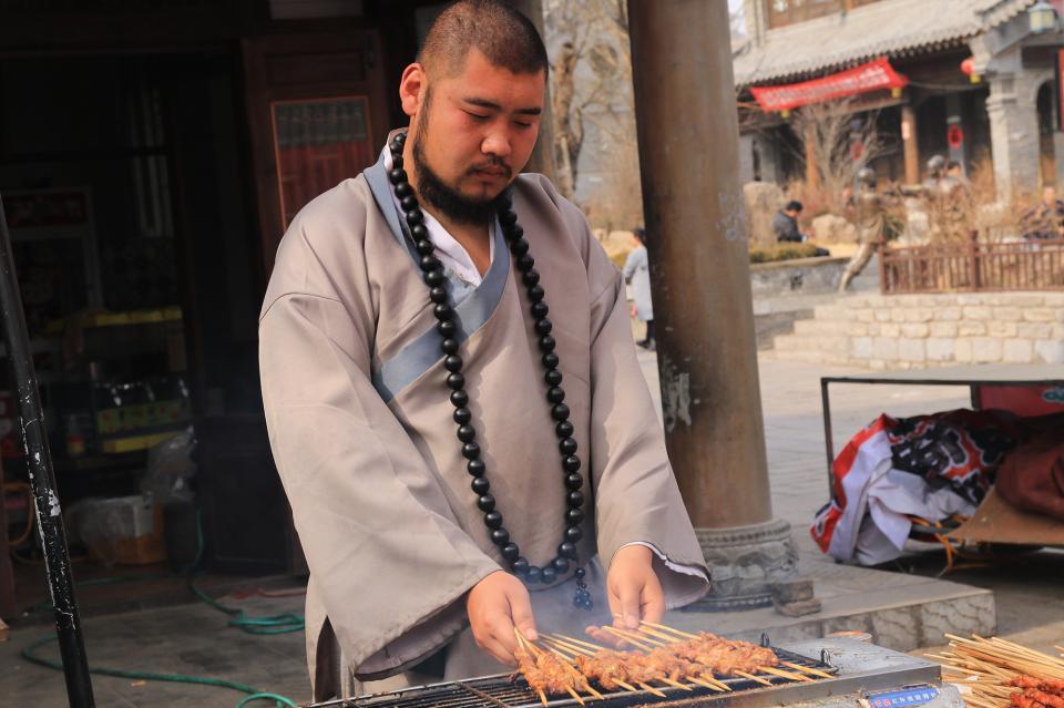 "鲁智深"街头卖烤肉,最后累到脖子上的佛珠也丢了