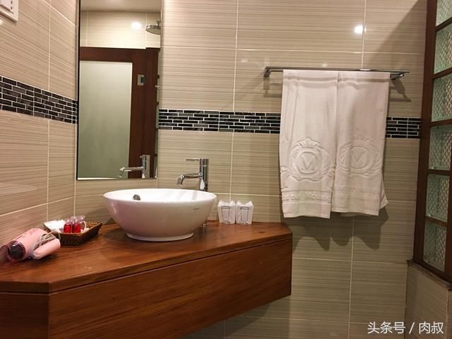 老挝行走第11天,在公路边重返的女生,洗澡老挝少女我v公路要图片