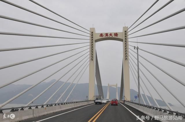 主要旅游景点有揭阳楼,进贤门,黄岐山,揭阳学宫,揭东万竹园等.