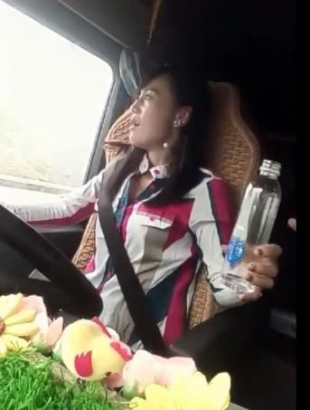 90后美女开大高速上经典,在车上干起了这事让美女牛仔裤货车图片
